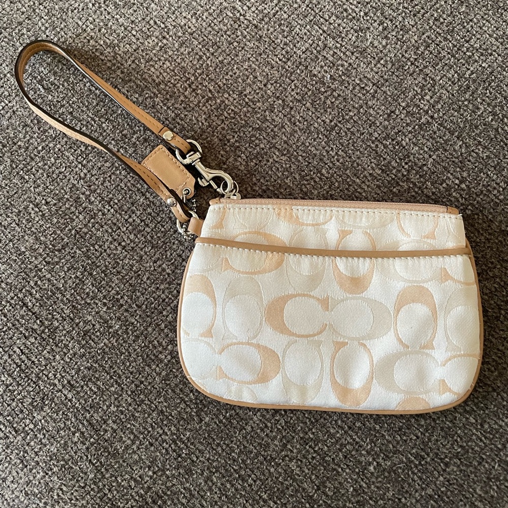 Coach Signature Jacquard Wristlet - Tan/White
